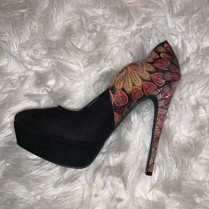 2LipsToo suede black & multi color platform heels